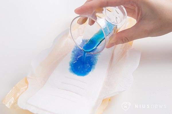 為什麼衛生棉廣告中經血是藍色的？